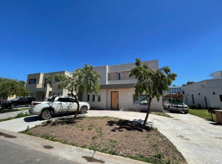 Casa · 130m² · 4 Ambientes · 2 Cocheras