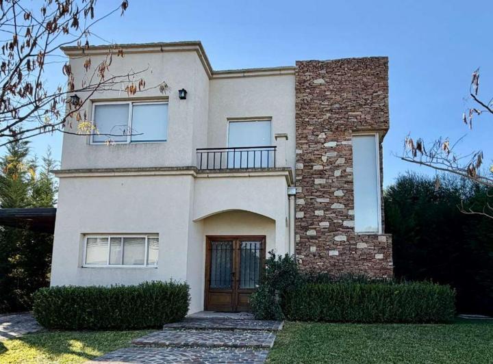 Casa · 180m² · 4 Ambientes · 2 Cocheras