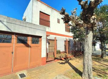 Casa · 136m² · 4 Ambientes · 2 Cocheras · Venta Casa 4 Amb, Cochera, Jardin, San Isidro