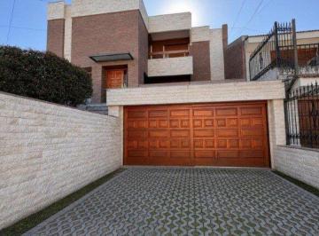 Casa · 330m² · 7 Ambientes · 2 Cocheras · Casa 3 Dorm., Escritorio, Piscina, Quincho. Altos de Villa Cabrera