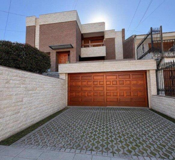 Casa · 330m² · 7 Ambientes · 2 Cocheras