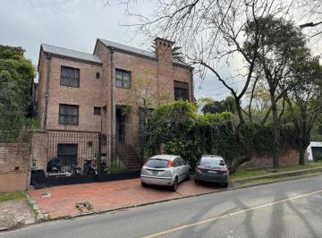 Casa · 254m² · 8 Ambientes · 2 Cocheras · Muy Linda Casa en San Isidro