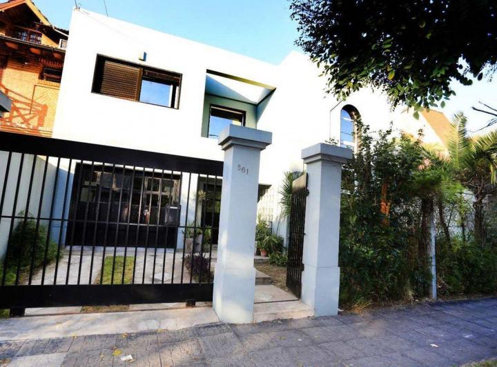 Casa · 244m² · 6 Ambientes · 3 Cocheras
