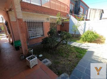 Casa · 188m² · 4 Ambientes · Casa en Venta - 3 Dorm. 2 Baños - 300 m² - Rafael Castillo