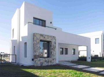 Casa · 154m² · 4 Ambientes · 2 Cocheras · Casas en Venta en Barrio Privado en Pilar