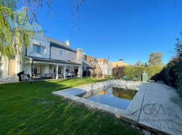 Casa · 240m² · 4 Ambientes · 2 Cocheras · Casa en Venta Barrio Rumenco