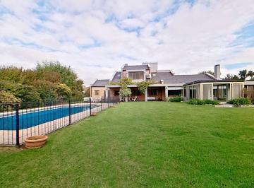 Casa · 364m² · 7 Ambientes · 3 Cocheras · Venta Casa en El Ombu Vista Al Golf - Excelente