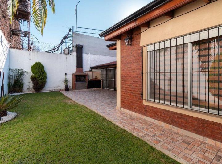 Casa · 180m² · 6 Ambientes · 2 Cocheras