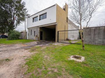 Bodega-Galpón · 250m² · Galpon Taller con Departamento en Venta La Plata