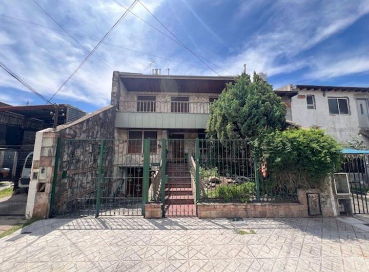 Casa · 235m² · 5 Ambientes · 2 Cocheras