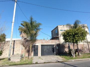 Bodega-Galpón · 220m² · Venta Casa de 3 Amb. y Galpon 2 Plantas (Financia)