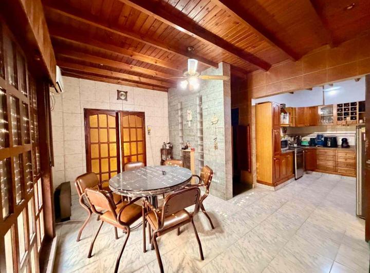 Casa · 203m² · 5 Ambientes · 2 Cocheras