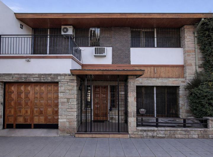 Casa · 380m² · 5 Ambientes · 1 Cochera