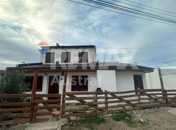 Casa · 180m² · 4 Ambientes · Casa 3 Dorm. Km5