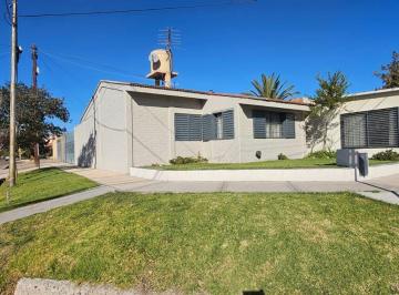 Casa · 120m² · 8 Ambientes · 2 Cocheras · Casa Imponente en Esquina Luzuriaga Maipu