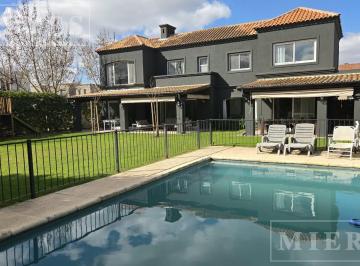 Casa · 220m² · 7 Ambientes · 2 Cocheras · Casa en Alquiler de Verano en Talar del Lago I, Bancalari.