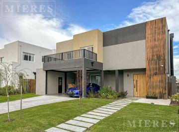 Casa · 205m² · 5 Ambientes · 2 Cocheras · Casa en Venta a La Laguna en Santa Ana, Villanueva