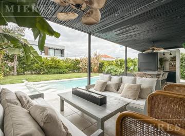 Casa · 213m² · 5 Ambientes · 2 Cocheras · Casa en Venta Sobre Lote Interno en Las Tipas, Nordelta