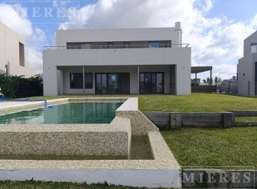 Casa · 216m² · 6 Ambientes · 2 Cocheras · Casa a La Laguna en Venta, Barrio Santa Ana