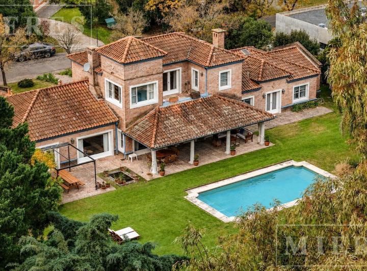 Casa · 380m² · 9 Ambientes · 4 Cocheras