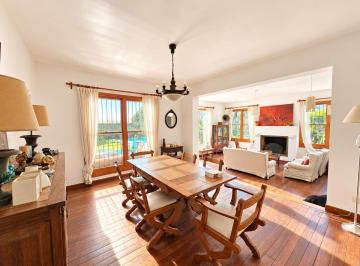 Casa · 254m² · 8 Ambientes · 2 Cocheras · Casa con Jardín en El Bajo de San Isidro