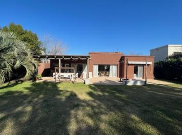 Casa · 130m² · 4 Ambientes · 2 Cocheras · Conquipropiedades - Laguna del Sol - Alquiler Anual Sin Muebles