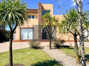 Campo · 130m² · 4 Ambientes · 6 Cocheras · Arenas del Sur Oportunidad