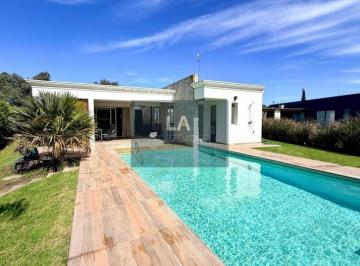 Campo · 200m² · 4 Ambientes · 4 Cocheras · Arenas del Sur Hermosa Propiedad en Venta