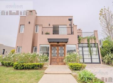 Casa · 200m² · 5 Ambientes · 3 Cocheras · Alquiler - Casa de 5 Ambientes - Santo Domingo - Canning