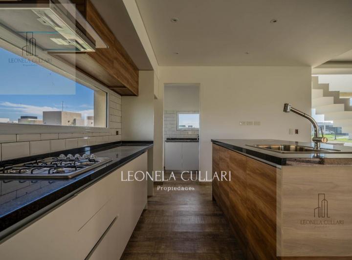 Casa · 230m² · 4 Ambientes · 2 Cocheras