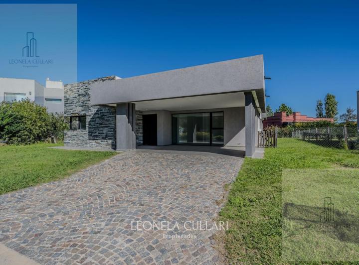 Casa · 140m² · 4 Ambientes · 4 Cocheras