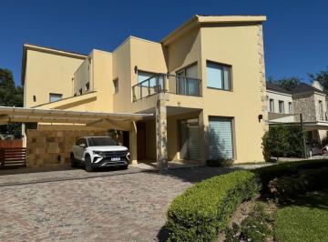 Casa · 324m² · 5 Ambientes · 4 Cocheras · Casa en Septiembre Apta Credito