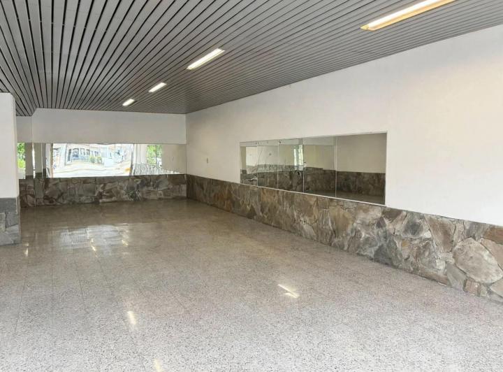 Local comercial · 140m²