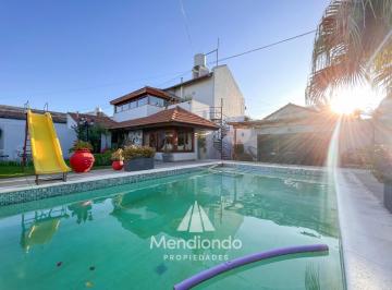 Casa · 322m² · 6 Ambientes · 6 Cocheras · Chalet de 6 Ambientes con Cochera P/ 6 Autos y Piscina. Pinos de Anchorena.