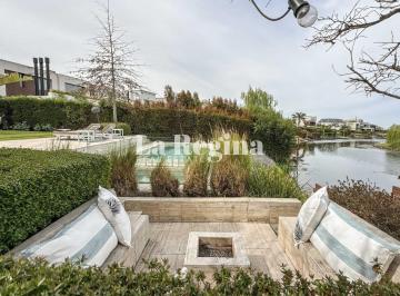 Casa · 541m² · 9 Ambientes · 5 Cocheras · Casa en Venta de Estilo Moderno Al Lago en El Golf de Nordelta