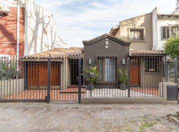 Casa · 180m² · 5 Ambientes · 1 Cochera · Divina Casa en Venta Ubicada en Acassuso, con Garage, Jardín y Piscina.