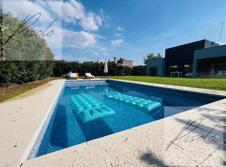 Casa · 180m² · 6 Ambientes · 4 Cocheras