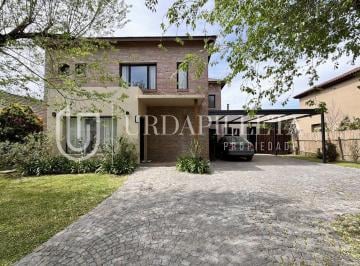 Casa · 233m² · 5 Ambientes · Casaen Venta en Santa Maria de Los Olivos