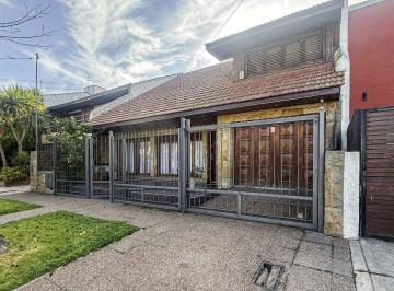 Casa · 245m² · 4 Ambientes · 2 Cocheras · Venta Casa 4 Amb Quincho con Dependencia y Pileta
