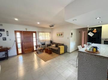 Casa · 162m² · 5 Ambientes · 2 Cocheras · Casa 3 Dorm., Patio y Pileta