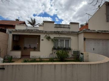 Casa de 3 ambientes, Lomas de Zamora · Propiedad con Amplio Fondo!