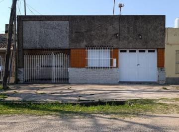 Casa · 123m² · 2 Dormitorios · 1 Cochera · Casa de 2 Dorm. a m de Av Blas Parera, Santa Fe