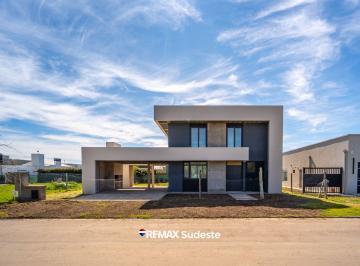 Casa · 200m² · 5 Ambientes · 3 Cocheras · Venta Casa Moderna C/ Pileta 3d Bo. La Cañada
