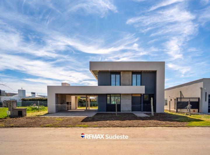 Casa · 200m² · 5 Ambientes · 3 Cocheras