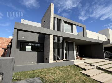 Casa · 301m² · 3 Dormitorios · 2 Cocheras · Se Vende Casa en Lomas de Manantiales