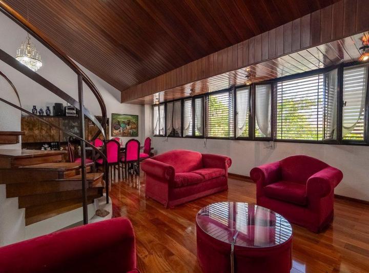 Casa · 245m² · 5 Ambientes · 1 Cochera