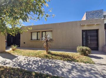 Casa · 215m² · 6 Ambientes · 1 Cochera · Venta - Casa de 3 Dorm. con Pileta - Rincon Lindo II, Cipolletti