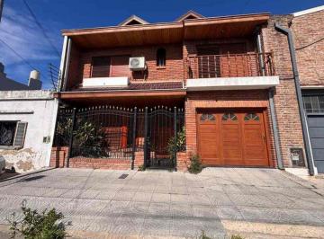 Casa de 4 ambientes, Avellaneda · Casa de 5 Ambientes en Tres Plantas con Cochera, Patio con Parrilla y Terraza.