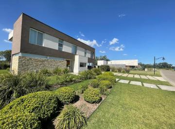Casa · 254m² · 6 Ambientes · 2 Cocheras · Casa en Venta de 6 Ambientes en La Providencia Country Club, Canning