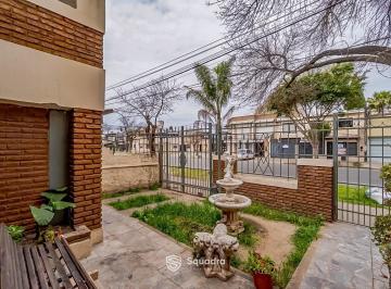 Casa · 231m² · 6 Ambientes · 2 Cocheras · Venta | Permuta - Casa de 3 Dorm. con Jardín - Roque Saenz Peña, Rosario - Apto Crédito.